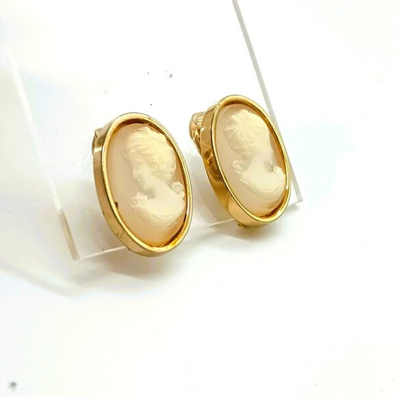 Vintage Cameo Clip On Earrings Gold Tone - Picture 1 of 7